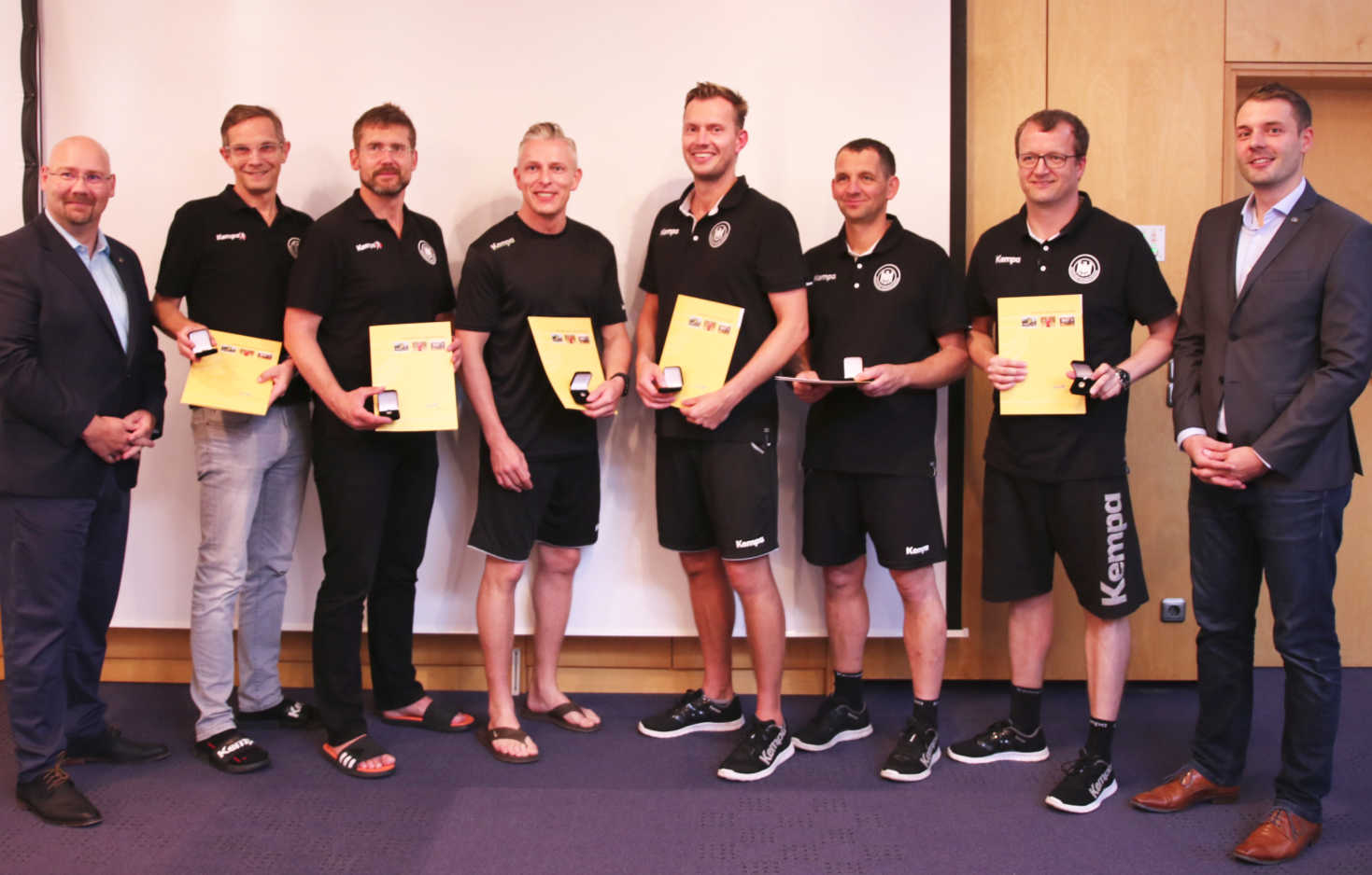 Lars Geipel und Marcus Helbig hängen die Schiedsrichterpfeife an den